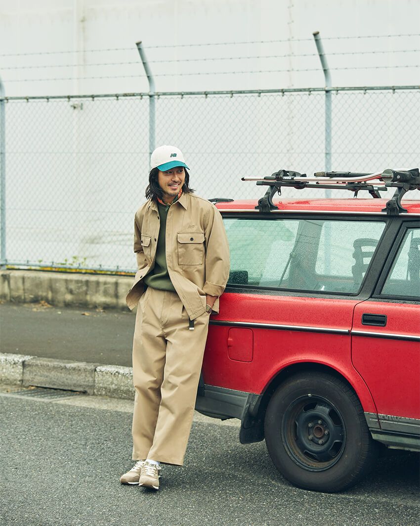 パンツ０万0000円、ジャケット０万0000円、Tシャツ０万0000円、スニーカー０万0000円(すべてニューバランス／ニューバランスジャパン 0120-85-7120)