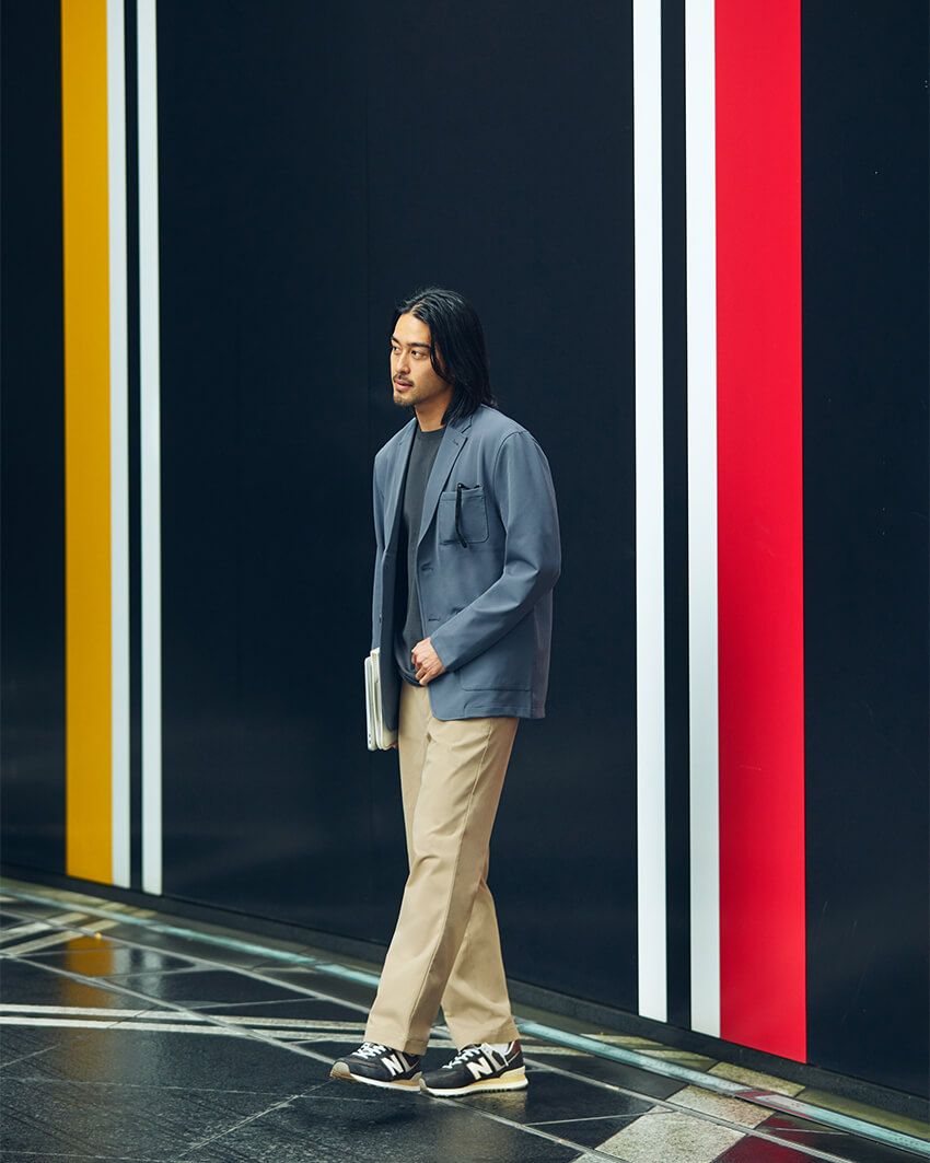 パンツ０万0000円、ジャケット０万0000円、Tシャツ０万0000円、スニーカー０万0000円(すべてニューバランス／ニューバランスジャパン 0120-85-7120)