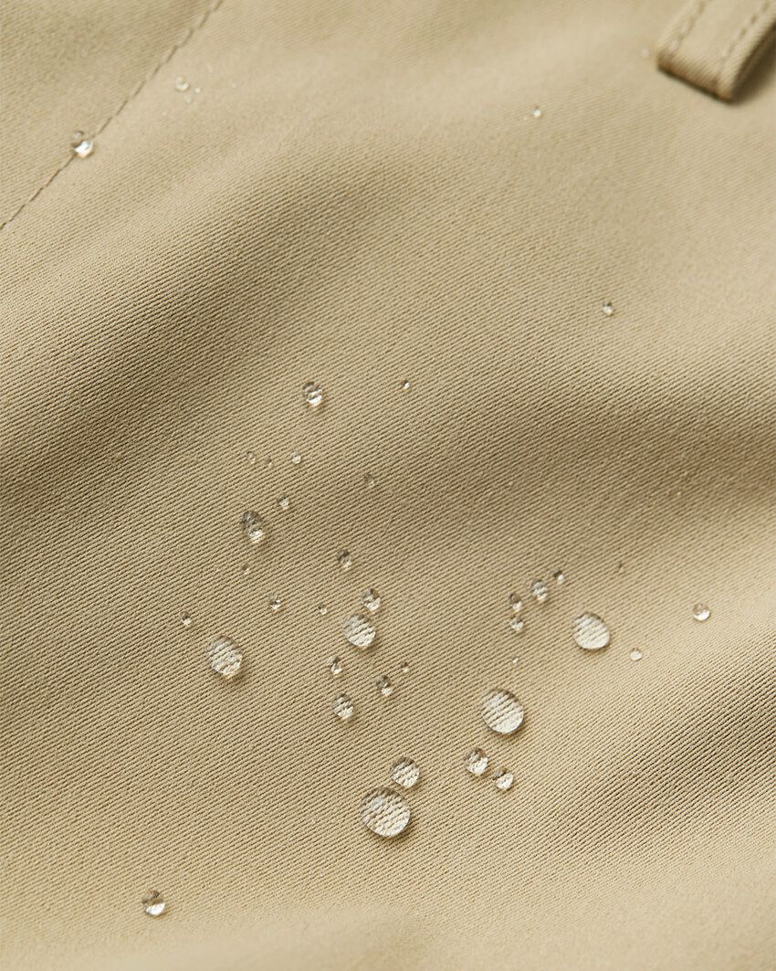 生地の表面は撥水性が高く、多少の雨ならしっかりと弾く。それでいてマシンウォッシャブルで、手軽に洗濯できる点も心強い。