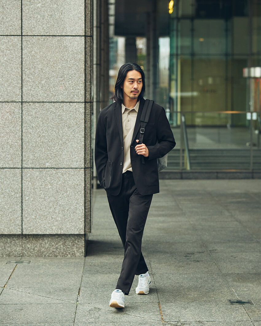 パンツ０万0000円、ジャケット０万0000円、ポロシャツ０万0000円、スニーカー０万0000円(すべてニューバランス／ニューバランスジャパン 0120-85-7120)