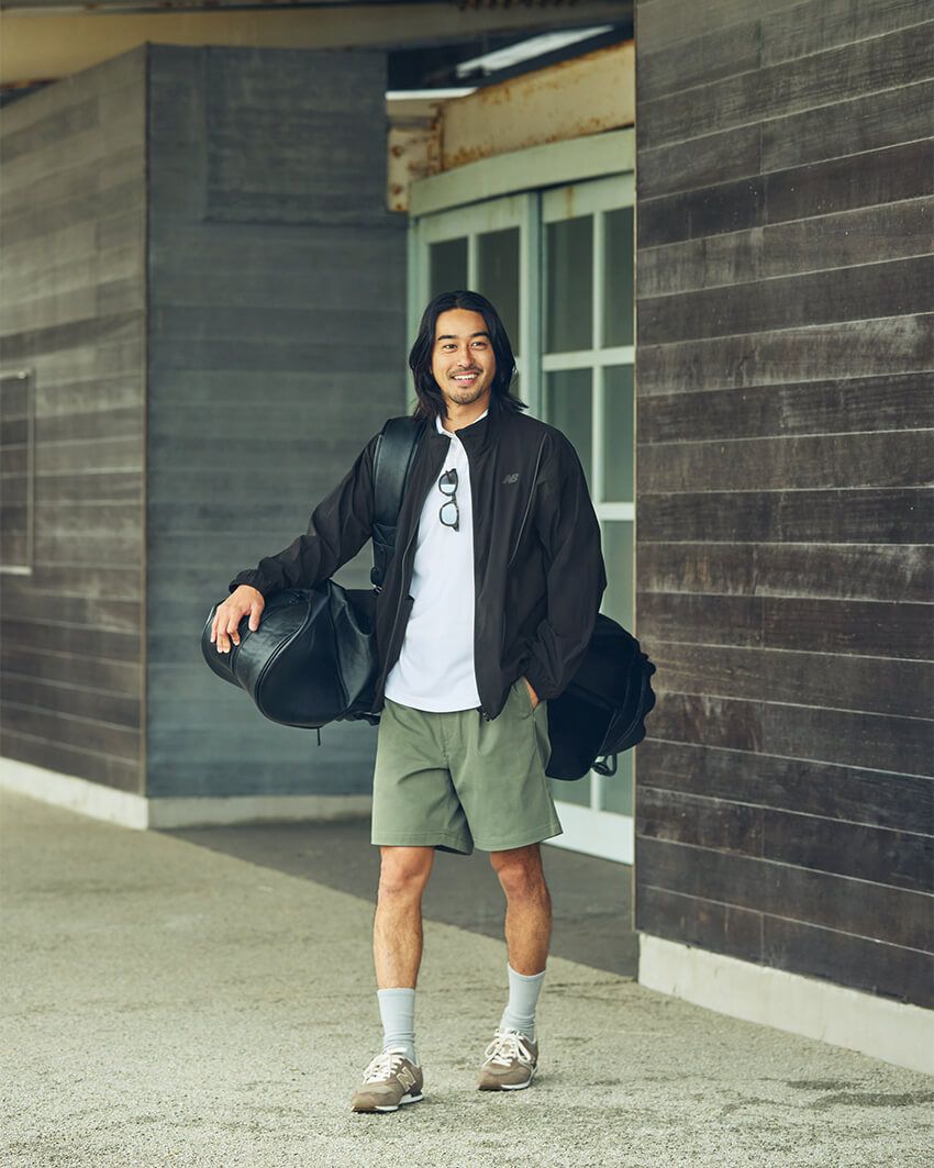 ショーツ０万0000円、ジャケット０万0000円、Tシャツ０万0000円、スニーカー０万0000円(すべてニューバランス／ニューバランスジャパン 0120-85-7120)、ほかスタイリスト私物