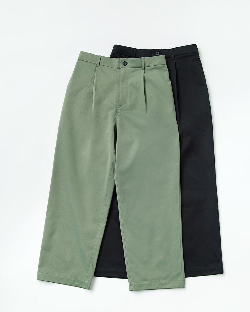 ワンタック入りのセミワイドパンツは、ストレートよりもテーパードラインがゆるやかな印象。このゆったりとしたルックスを活かすなら、あえてインチアップしてはいてみるのもオススメだ。各０万0000円(ニューバランス／ニューバランスジャパン 0120-85-7120)