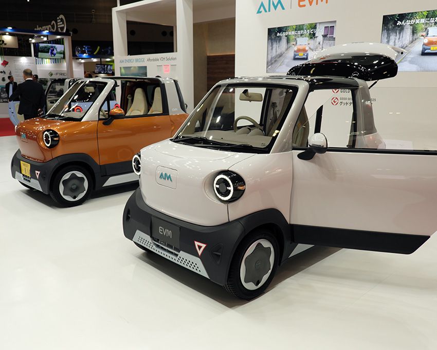 エイム EVM。奥が沖縄ナンバーを付けた2人乗り仕様。手前は1人乗り仕様。
