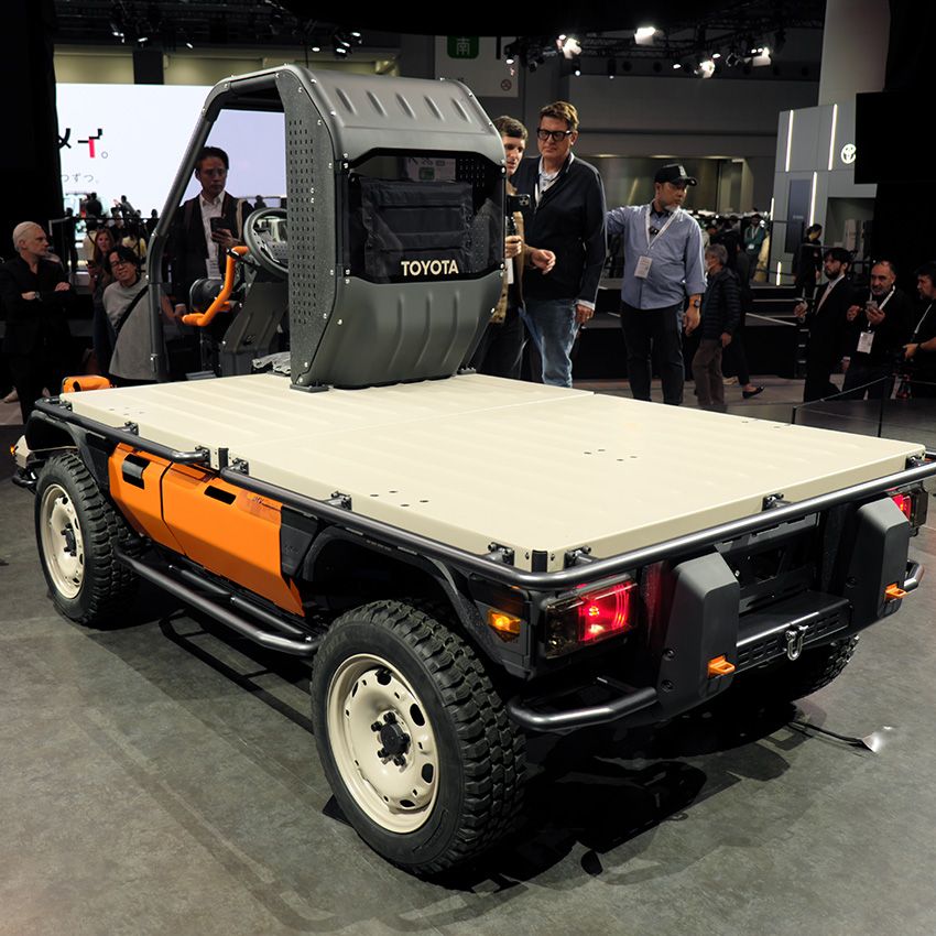 パレットに柵を備えれば、収穫した農作物を落とさずに運搬できるし、国によっては人も乗せられそう。