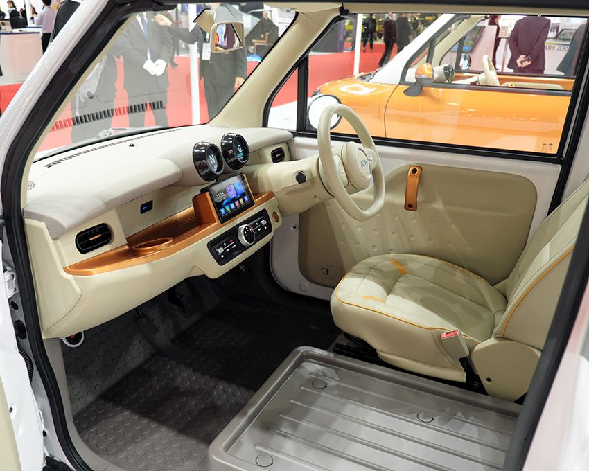 インパネは2人乗り仕様と共通。助手席が荷物置き場になり、リアは一般的なバックドアが備わるラゲージになっている。