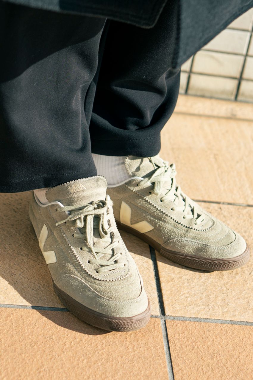 「ロングコートの足元はスニーカー派」。5名のコーデ上手を街角スナップで招集！ - 3枚目の画像