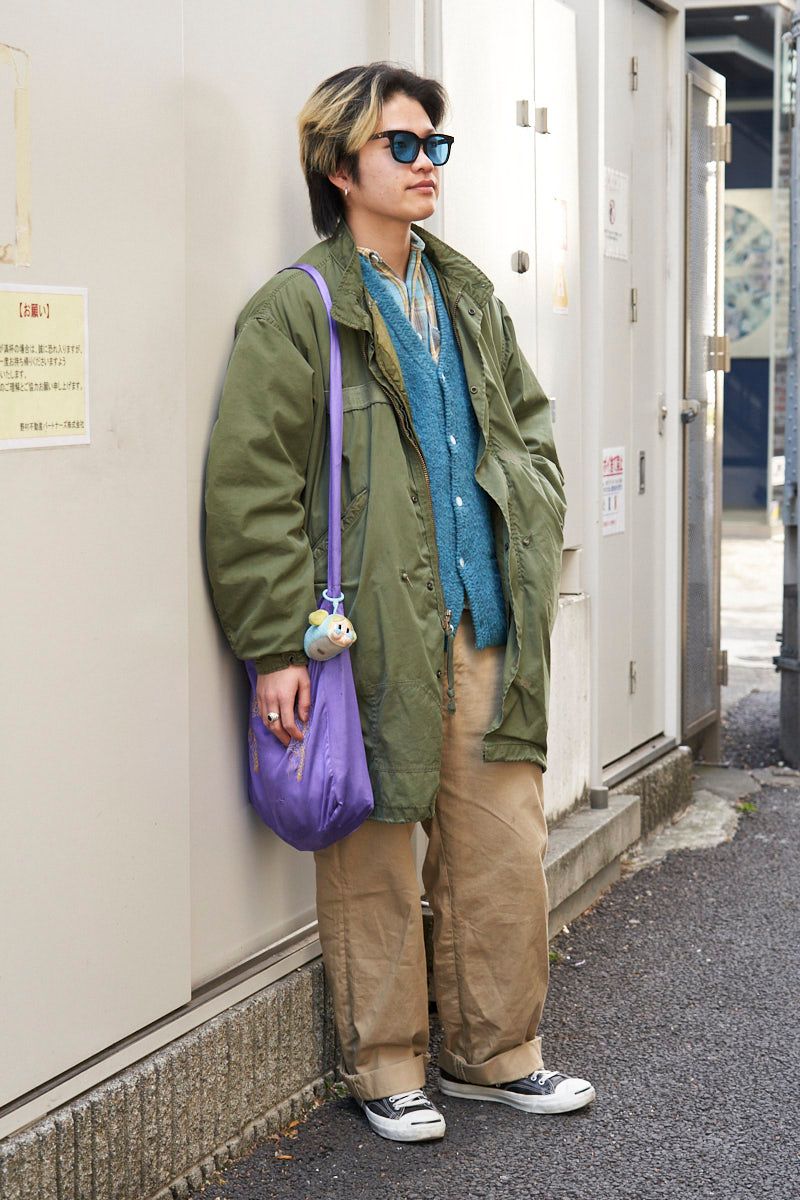 コート、カーディガン、パンツ＝すべて古着