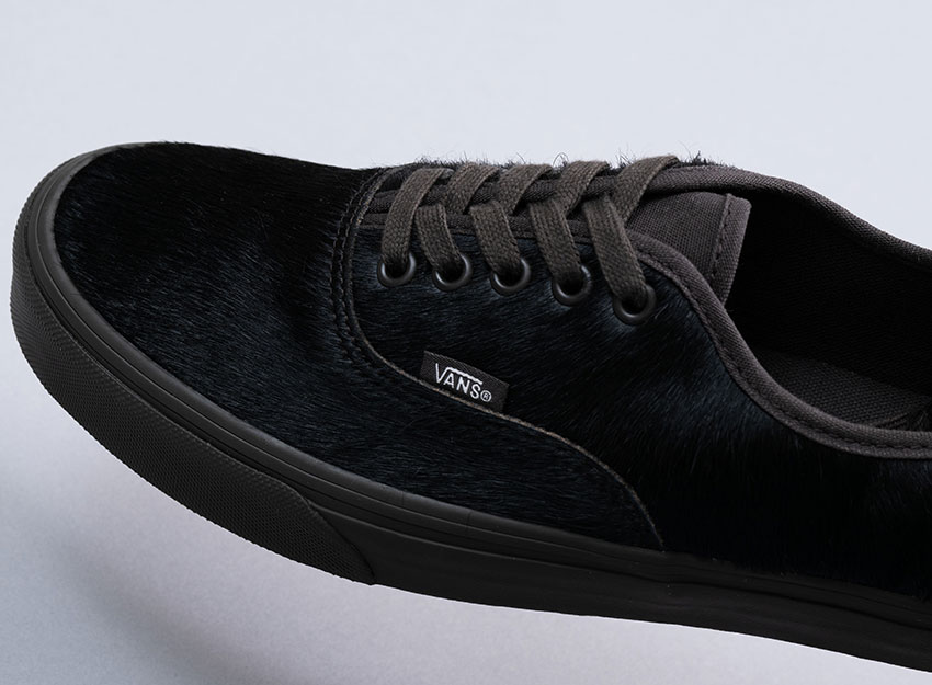 オールブラックの別注ヴァンズ「オーセンティック」登場！素材は上品な