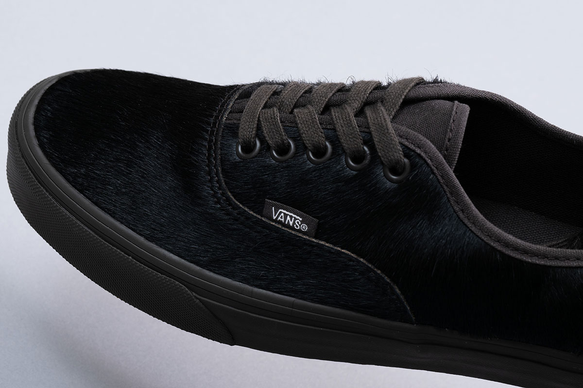 オールブラックの別注ヴァンズ「オーセンティック」登場！素材は上品な
