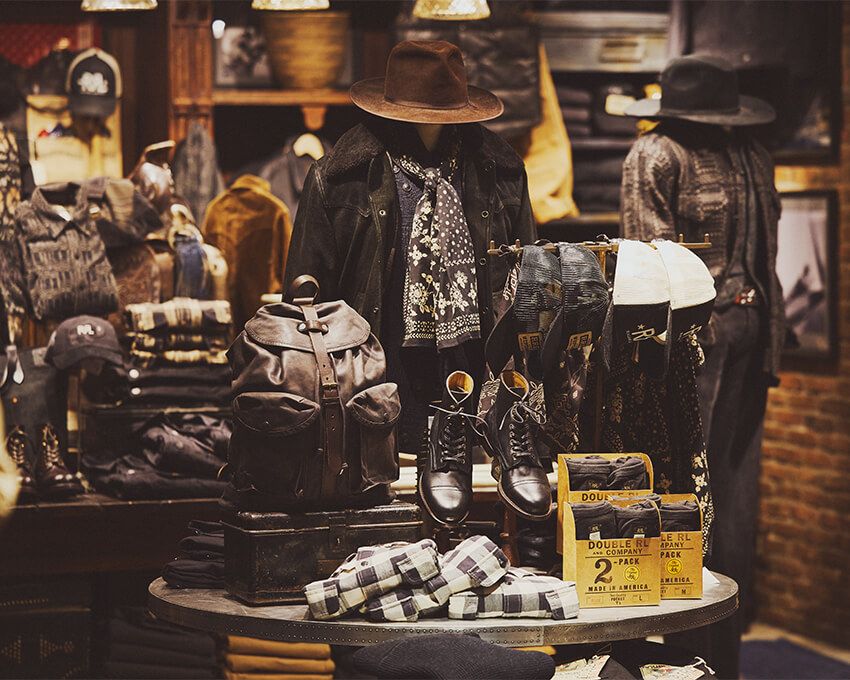 洗練されたアメリカンスタイルを体現するポロ ラルフ ローレンとは異なり、アメリカンヘリテージとヴィンテージの世界観に浸れるダブル アール エル。ワンフロアで両ブランドの魅力を体感できるのがこの店の魅力のひとつだ。