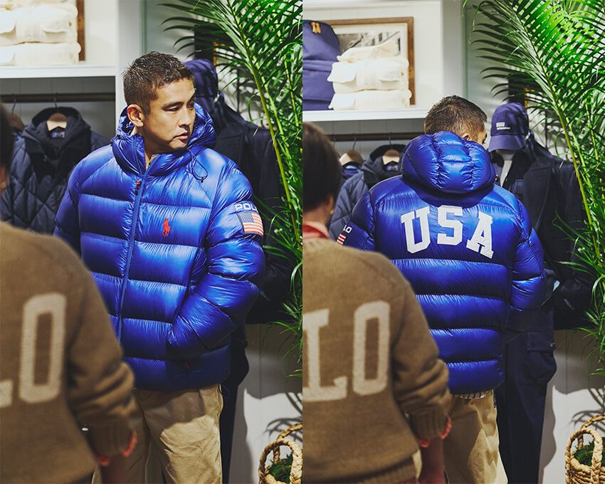 「USA」のパッチとアメリカ国旗、そしてお馴染みのポロマークのロゴが施されたダウンジャケットをフィッティング。デザインはポロ ラルフ ローレン スポーツウェアのアーカイブから着想を得た。ダウンジャケット10万4500円［メンズ］、9万7900円［ウィメンズ］／ポロ ラルフ ローレン（ラルフ ローレン　0120-3274-20）