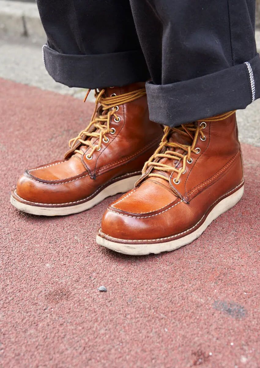 春の街角も「レッドウィング」が席巻！ リアルな着こなしをスナップで解説 - 1枚目の画像