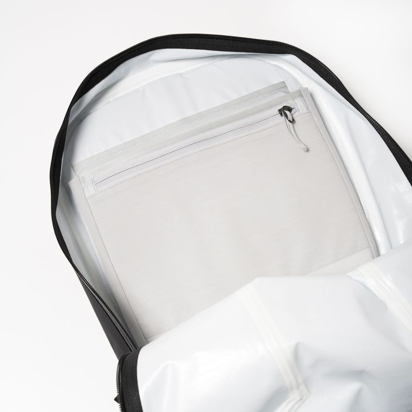 パタゴニア、ノース、モンベルetc. オンオフ使えてタフな「黒バックパック」5選を徹底比較！ - 15枚目の画像