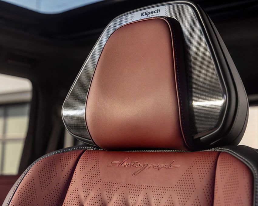 アメリカのプレミアムオーディオメーカー「Klipsch」のオーディオを搭載。運転席には専用スピーカーが備わり、ドライバーだけにナビ音声等が聞こえるようにできる。