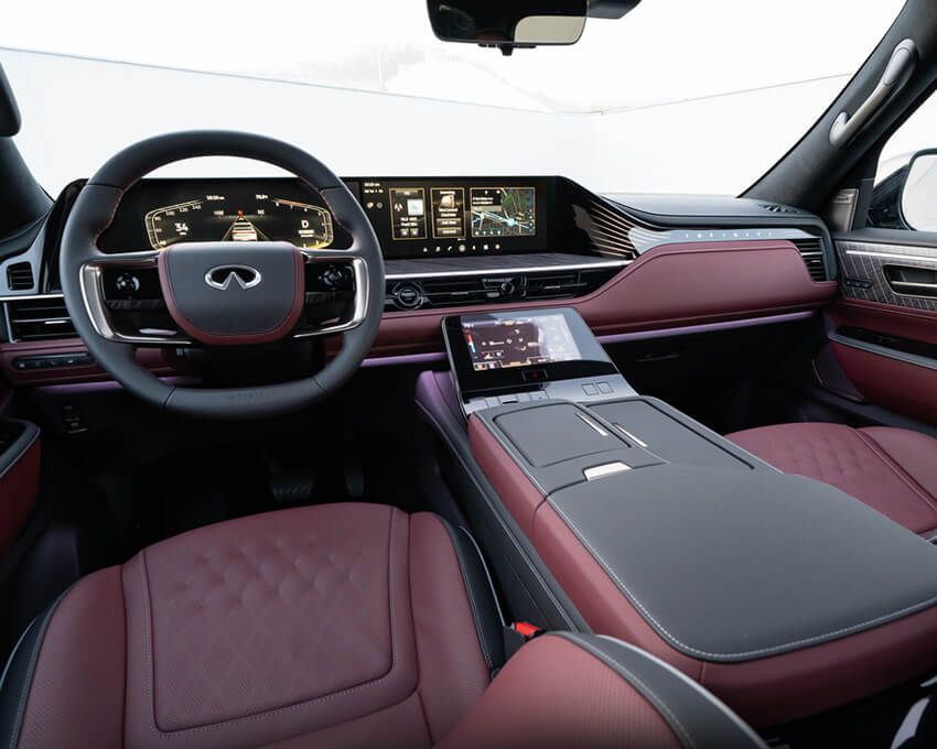 ダッシュボードには14.3インチのディスプレイが2つ連なるように備わる。