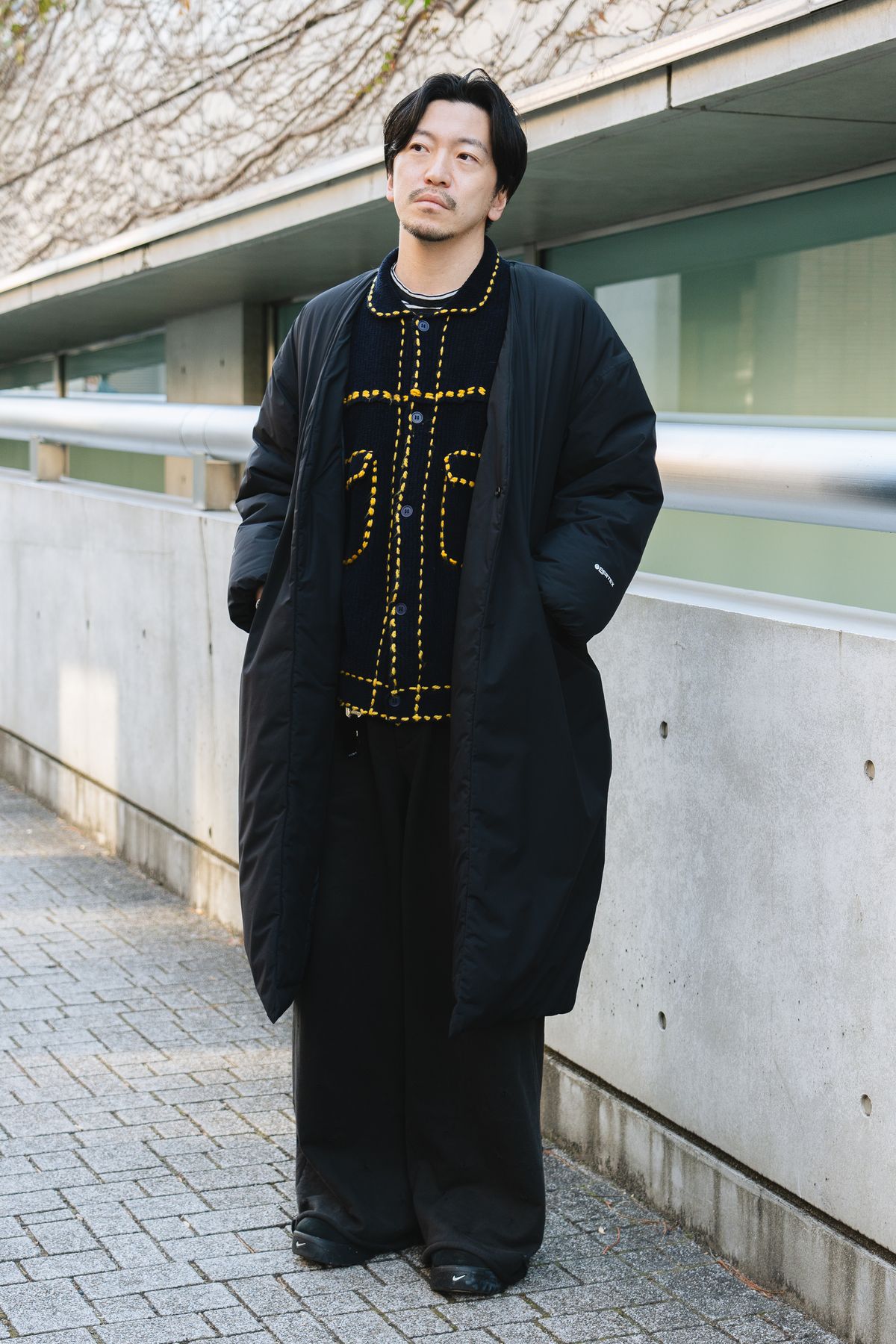 ダウンジャケット＝ハイク　カーディガン＝フィンガリン　Tシャツ＝アンユーズド　パンツ＝エムエーエスユー　シューズ＝ナイキ　ブレスレット＝エルメス　リング、リング2、リング4＝すべてタブー　リング3＝ドゥノットドゥ 