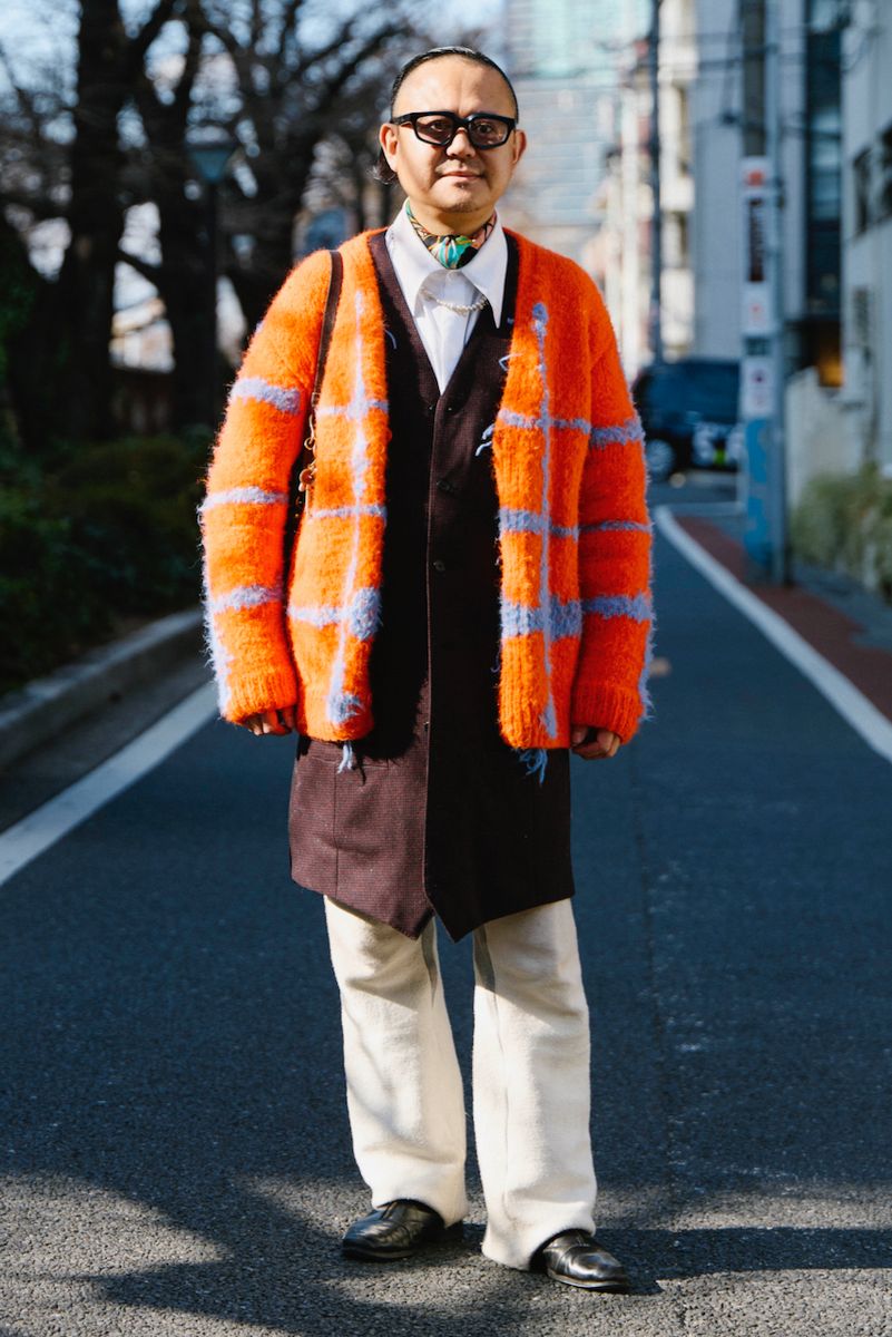 カーディガン＝ワイルドアニマルズ　コート 、パンツ＝ともにクラス　シューズ、バッグ＝ともにムニョスブランデシック　眼鏡＝ラピマ　腕時計＝ピエールカルダン　スカーフ＝ジャンミシェルバスキア