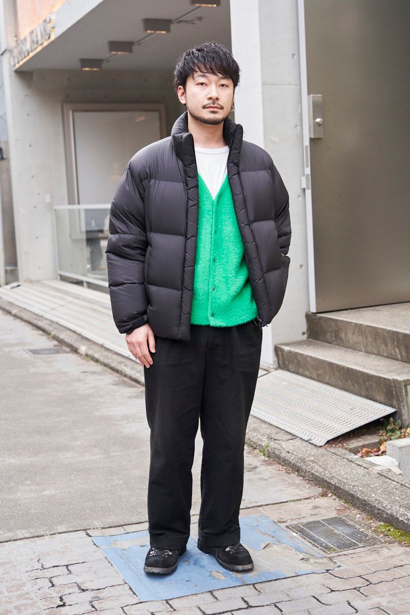 ダウンジャケット＝エスアイ　カーディガン＝ステューシー　Tシャツ＝ヘインズ　パンツ＝ソフネット　シューズ＝ダナー　ピアス、リング＝ともにワコマリア　ブレスレット＝ショロジュエリー 