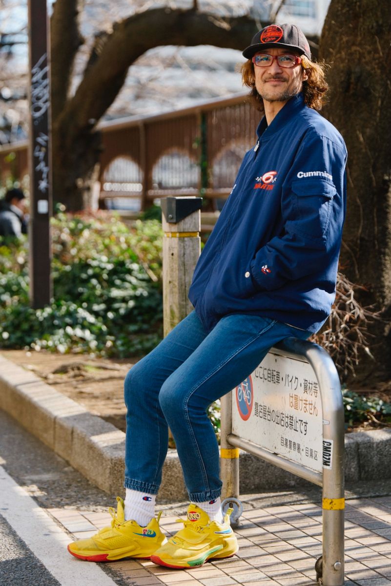 ジャケット、ニット、パンツ＝すべて古着