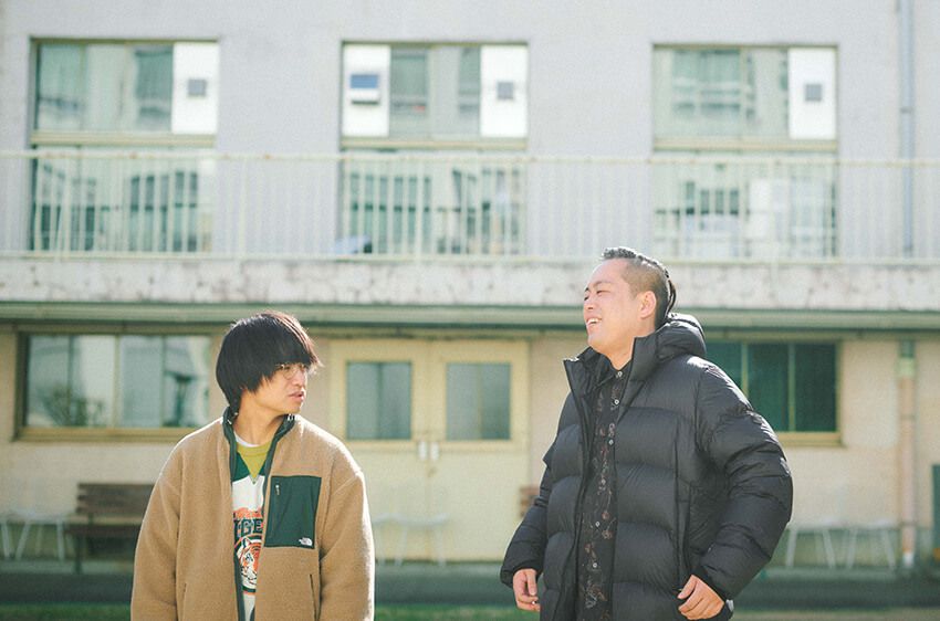 エバース⚫︎2016年NSC東京校21期同士で結成。2023年に「M-1グランプリ」準決勝へ初進出。「ツギクル芸人グランプリ」「ABCお笑いグランプリ」「マイナビ Laughter Night」「M-1グランプリ2024」などで決勝進出。「NHK新人お笑い大賞」「第46回ABCお笑いグランプリ」で優勝。  ［左］佐々木隆史⚫︎ボケ担当。趣味は野球、バイク、三国志系ゲーム。特技はセーフティーバント。／町田和樹⚫︎ツッコミ担当。趣味は酒、特技は早食い。