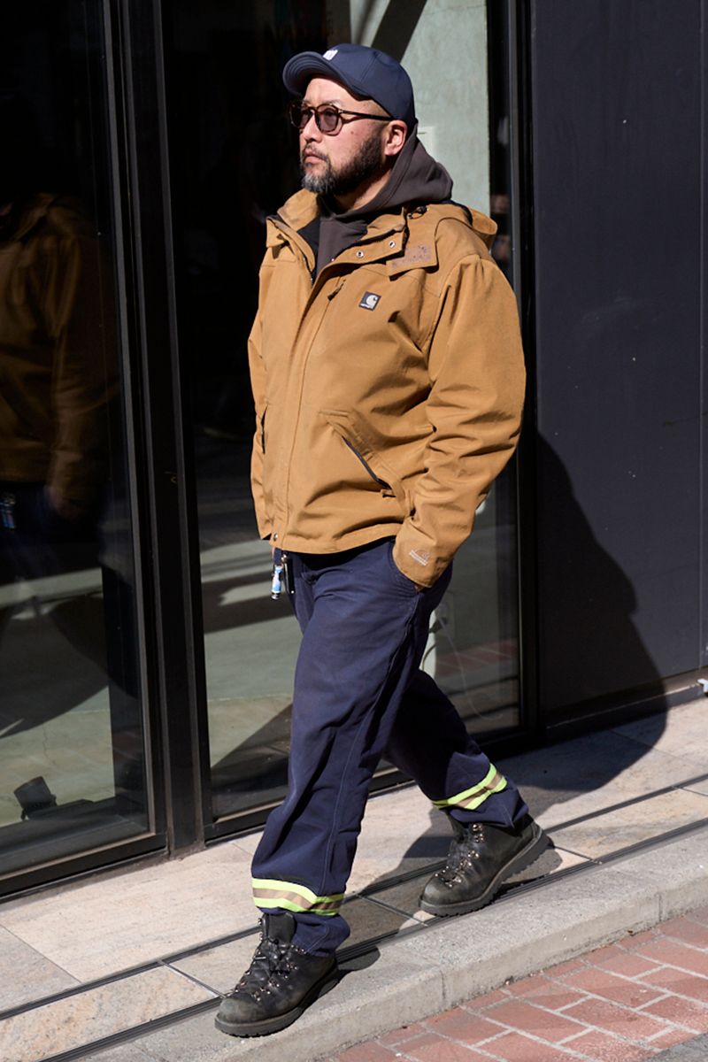 ジャケット、パンツ＝ともにカーハート