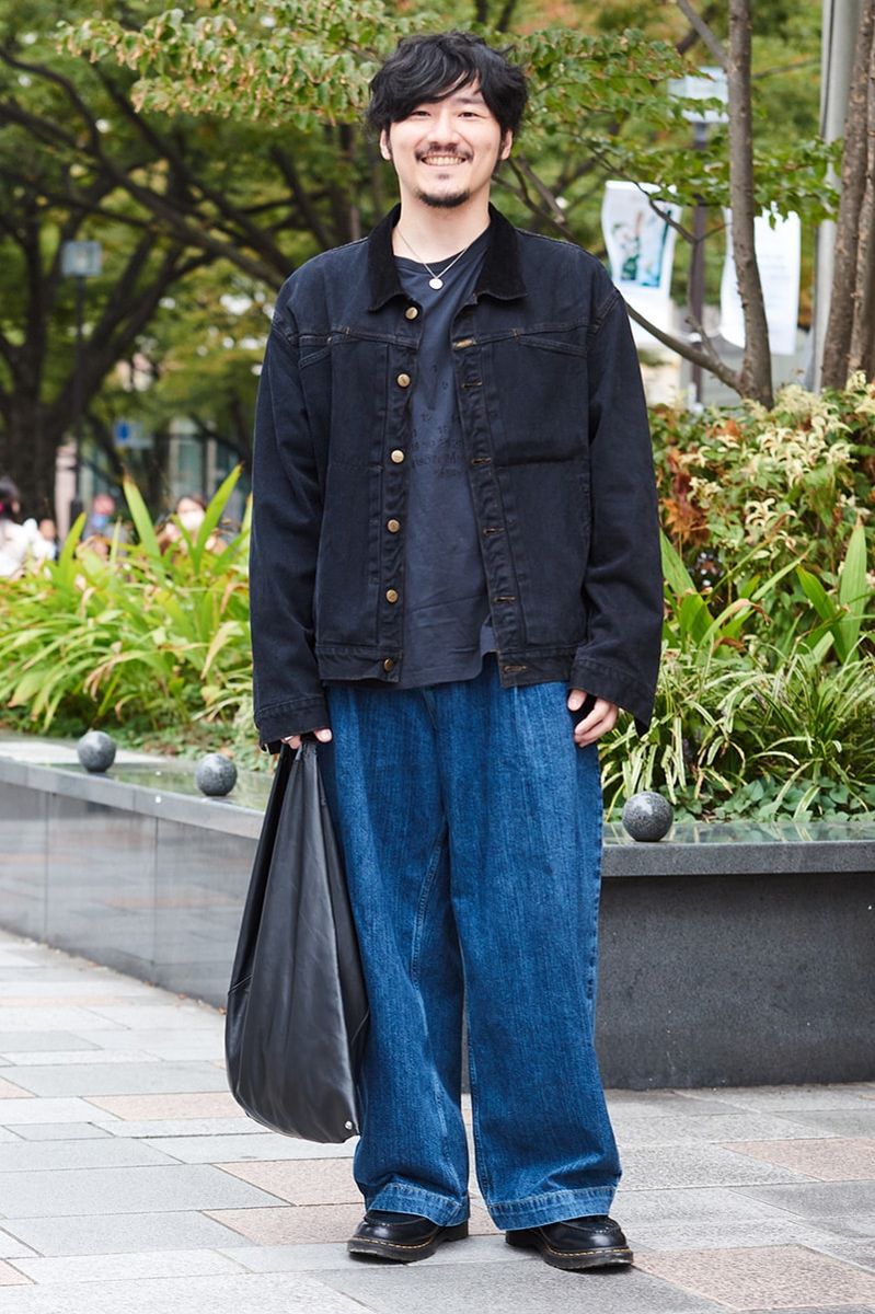 ジャケット＝マリテフランソワジルボー　Tシャツ＝メゾン マルジェラ　パンツ＝スタジオニコルソン　靴＝ドクターマーチン　バッグ＝エムエムシックスメゾンマルジェラ　腕時計＝パネライ