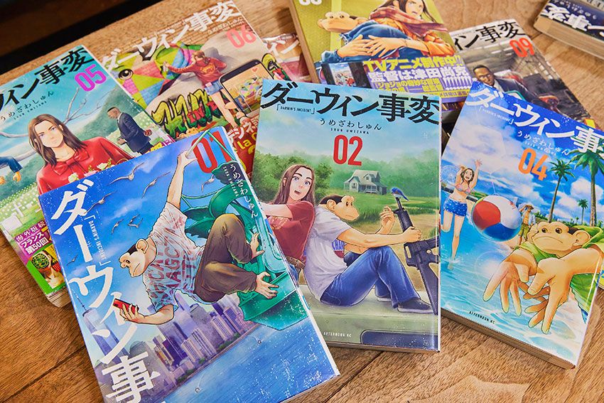 『ダーウィン事変』●うめざわしゅん／講談社。アメリカを舞台に、人間とチンパンジーの間から生まれた「ヒューマンジー」の少年の人生を描いたサスペンスアクション。「マンガ大賞2022」で大賞を受賞。TVアニメ『ダーウィン事変』も毎週火曜深夜24：00よりテレ東系列で放送中。