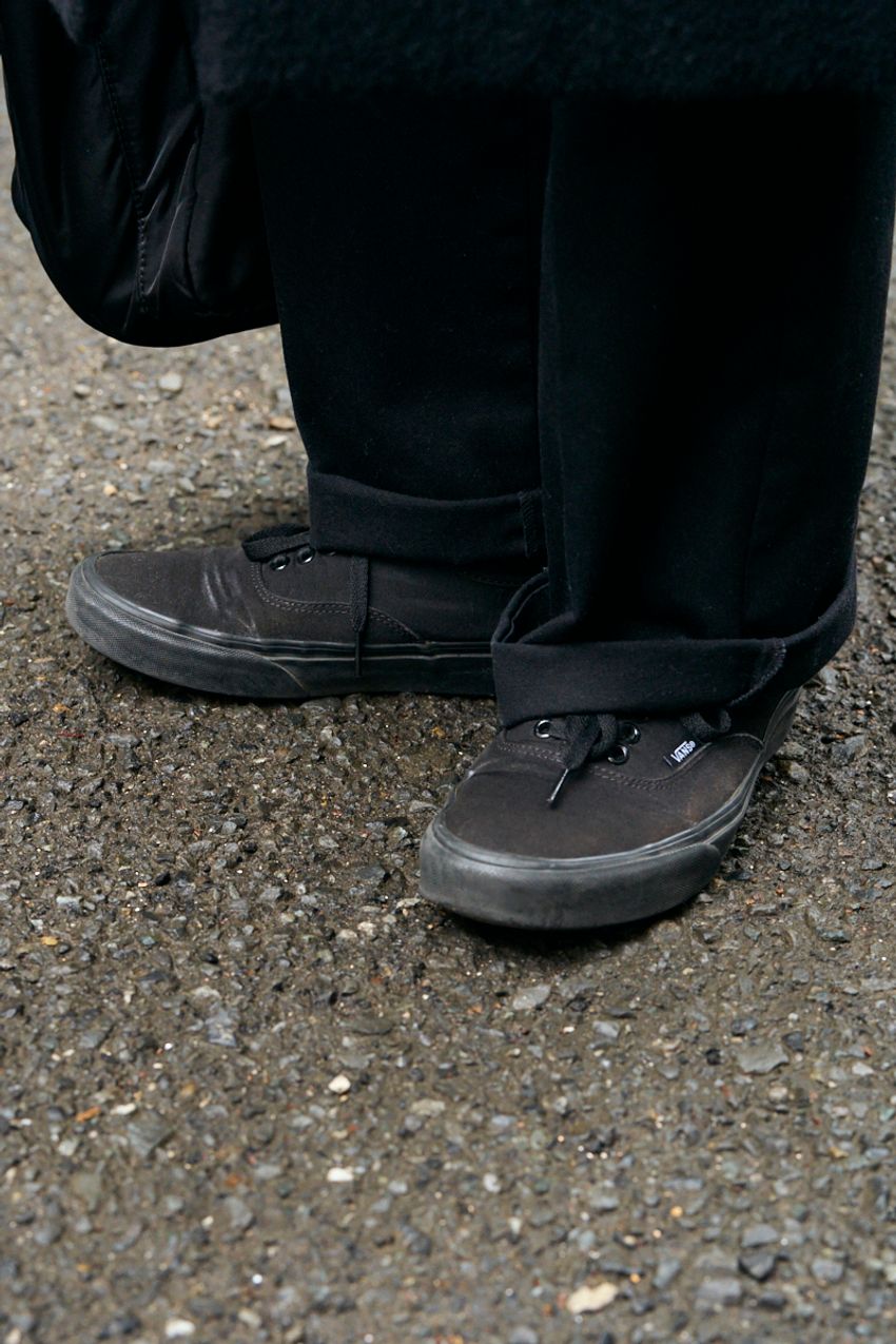 シックに決まる"オールブラックなヴァンズ”の5スタイル。街角の洒落者たちをピックアップ！ - 3枚目の画像