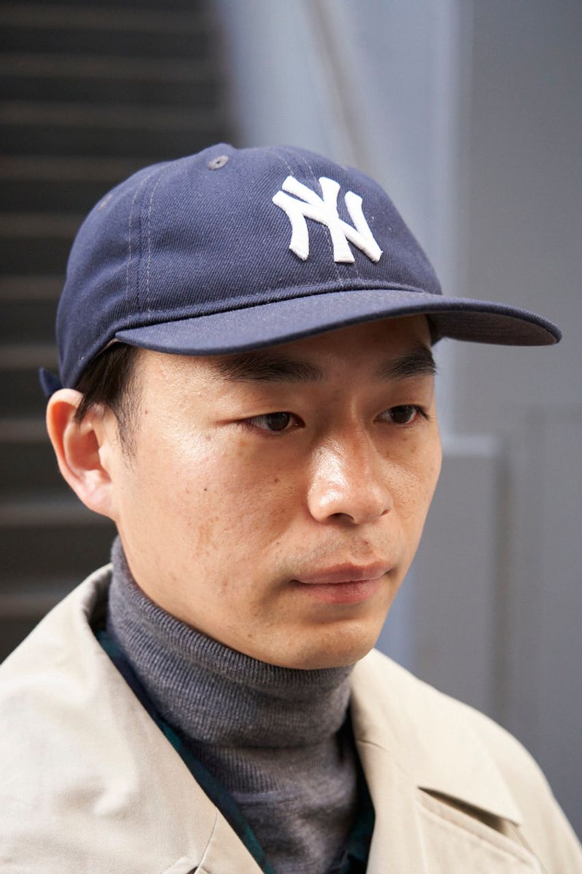 クラシックなロングコートに“ハズし”のキャップが好バランス！"黄金比"をものにした5人のスナップ - 3枚目の画像