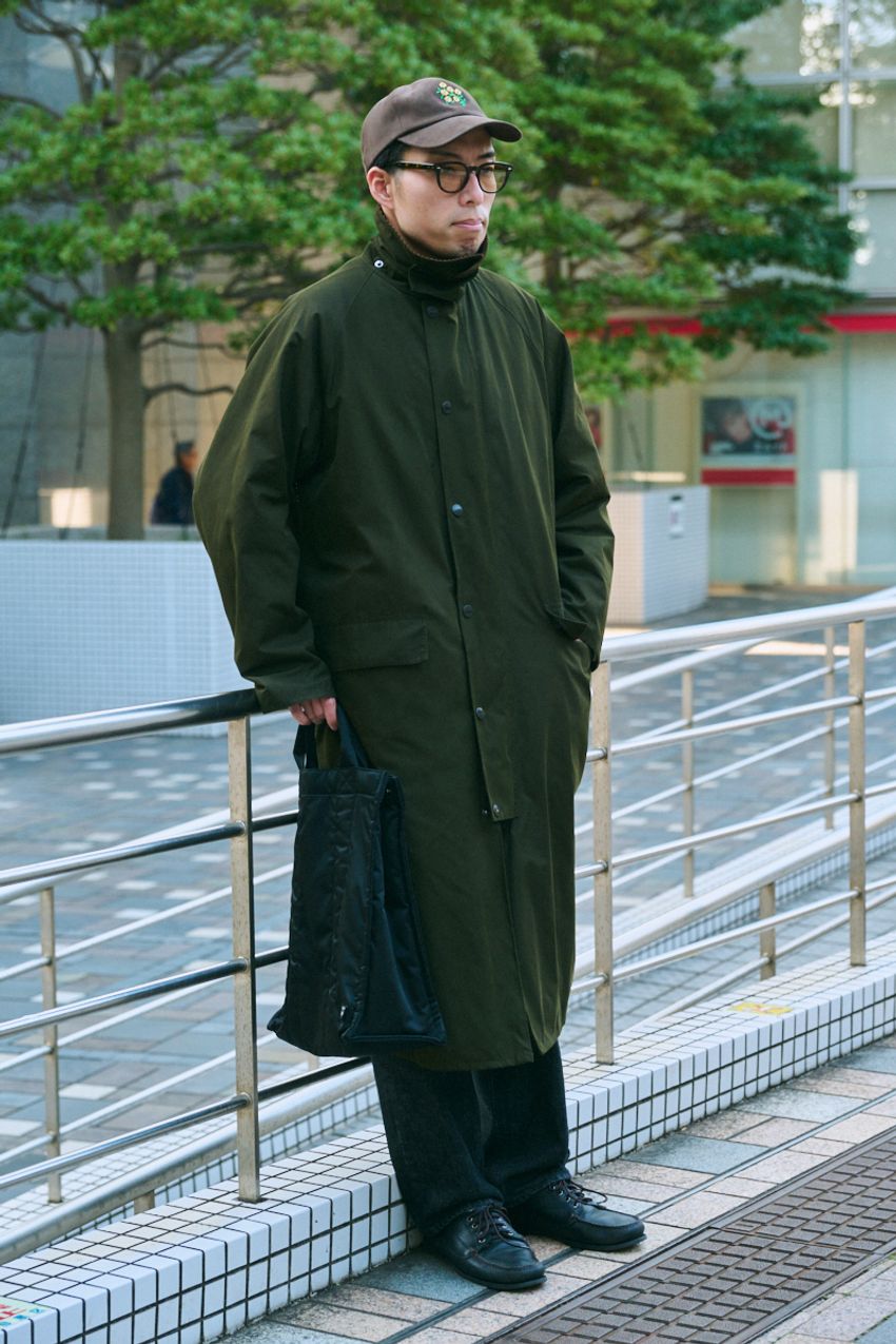 クラシックなロングコートに“ハズし”のキャップが好バランス！"黄金比"をものにした5人のスナップ - 4枚目の画像