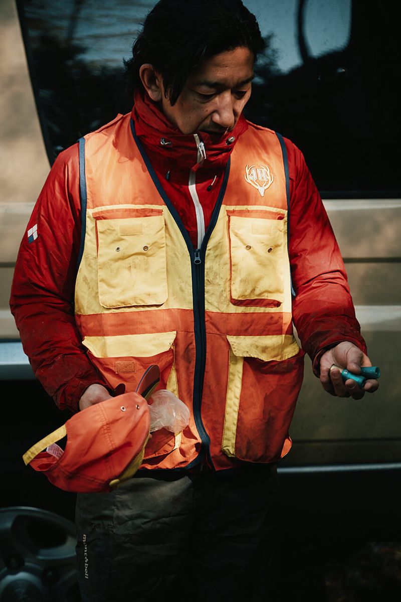 視認性を高めるオレンジのベスト。左手に持つ弾丸は、ウクライナ情勢の影響で価格が高騰しているという。