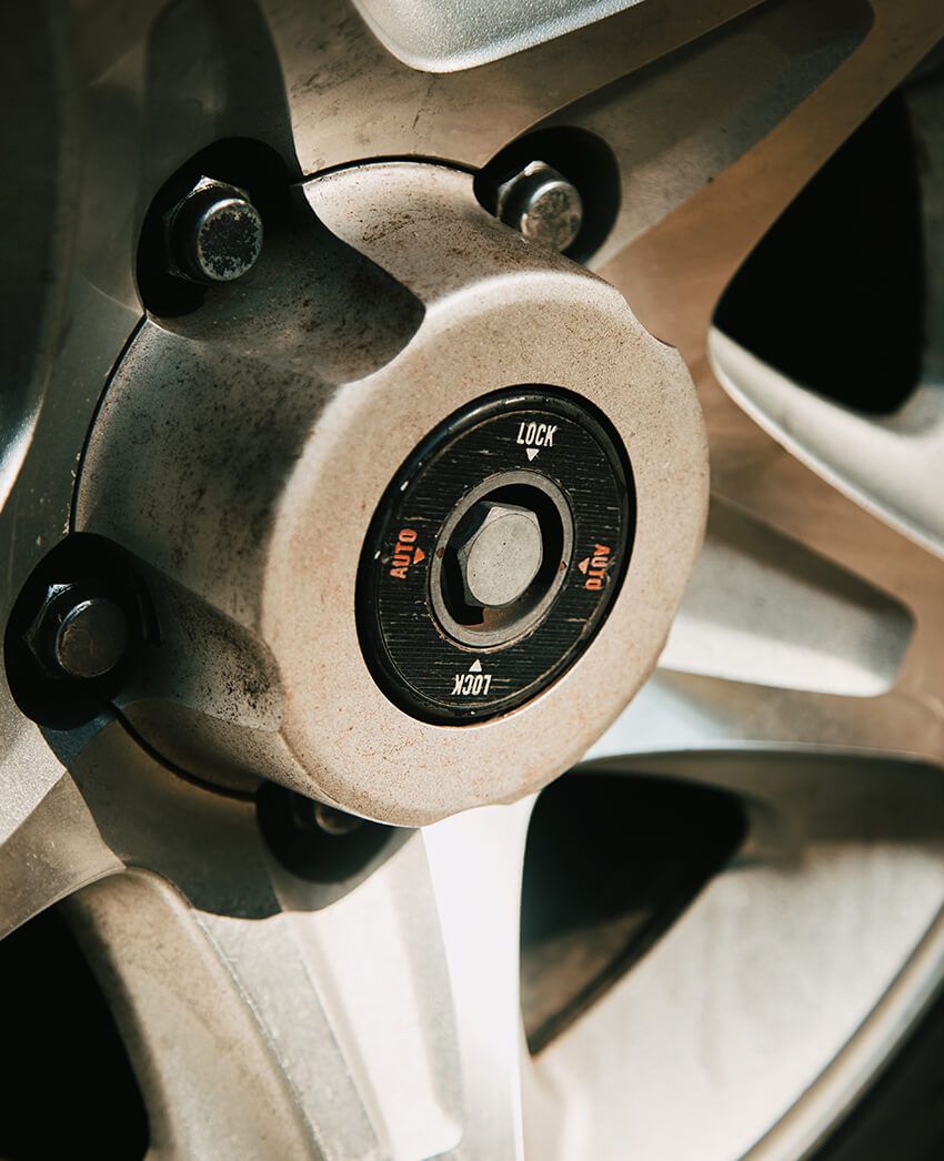 フロントホイールの中心に備わる「パワーハブロック」。4WD走行時にタイヤと車軸を直結させるための機構で、過酷な環境を走るランクルの象徴的なディテールの一つ。