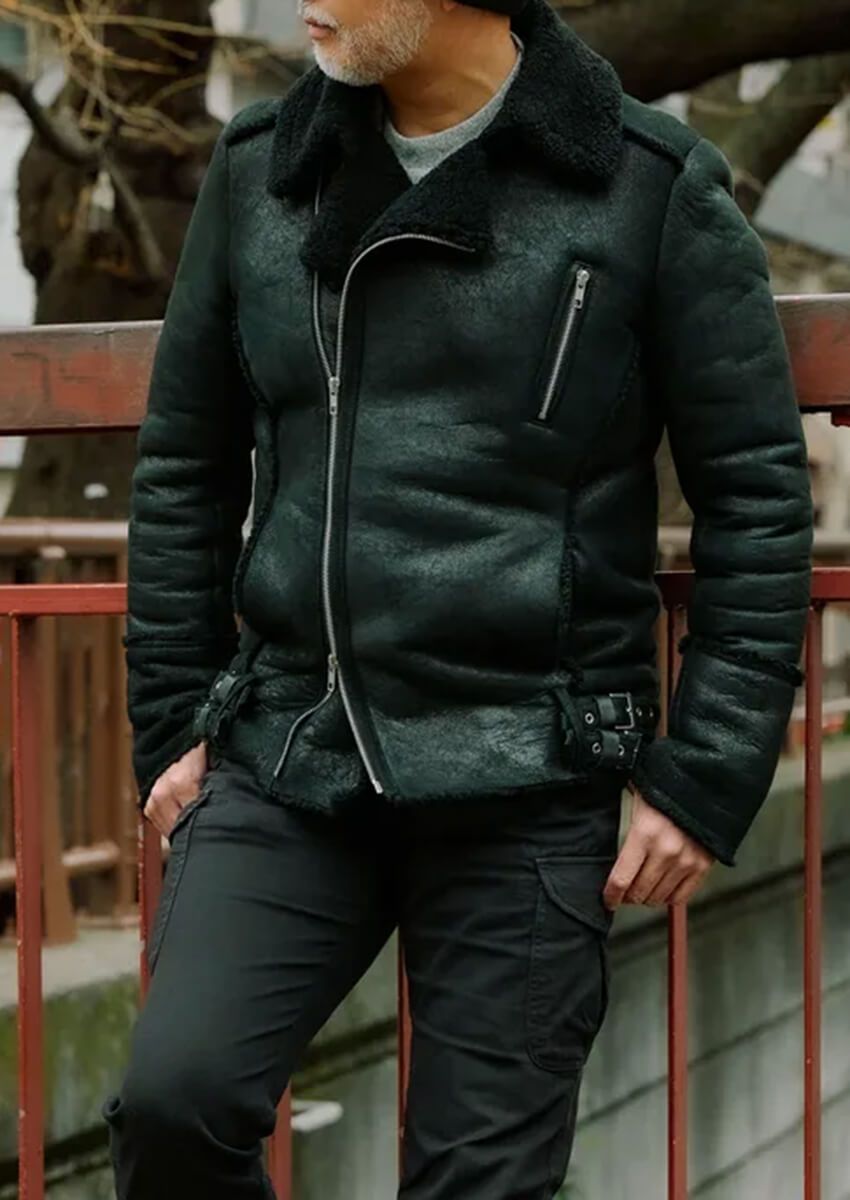 【50代、60代】洒落た先輩たちが実践した“オールブラックコーデ”。トレンドを超えた説得力の由来 - 1枚目の画像