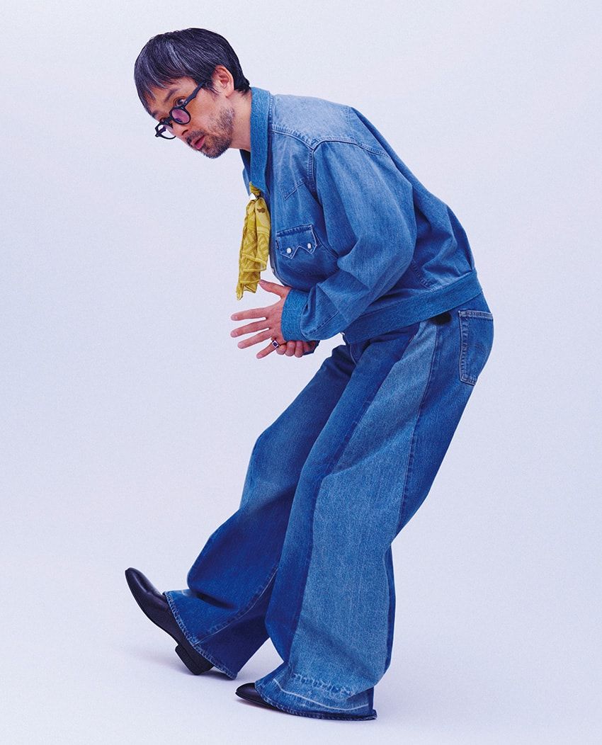 ルーズなデニムは、501®︎のサイドに別のデニム生地を合わせてリメイクしたようなデザイン。同じく目を引くジャケットは、伝統的なウエスタンシャツを基に、現代的なフィットへとモディファイしている。ブルータブ™らしい遊び心とシルエットの妙、そして何よりセットアップ使いにより“正装感”を加えた。デニムジャケット3万3000円、デニム4万4000円／ともにリーバイス®︎ ブルータブ™（リーバイ•ストラウス ジャパン　0120-099-501）、靴12万9800円／カルマンソロジー　03-6447-4771、スカーフ1万780円／トロ ヴィンテージ クロージング　03-6447-4147、スカーフに通したリング10万5600円、リング55万円／ともに江口洋品店・江口時計店 松濤　03-5422-3070