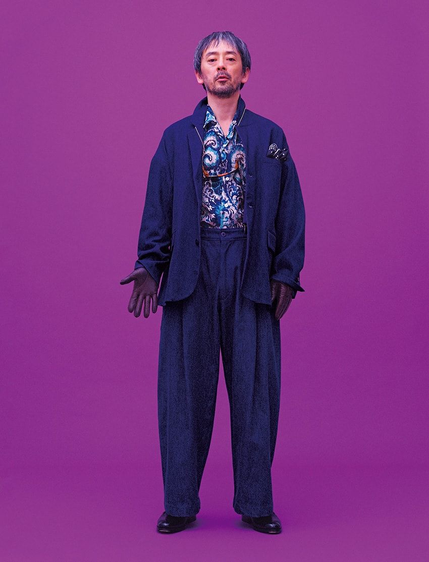 ラフに羽織りたいアンコン仕立てのジャケットと、タック入りのクロップトデニム。ともに、藍染めツイード織りのデニム生地を使用した温かみのある表情が持ち味だ。王道のネイビーワントーンのスタイルにシルク混の柄シャツを挿し、デニムルックでありながらエレガンスを表現。ジャケット4万2900円、シャツ2万4200円、デニム2万8600円／すべてリーバイス®︎ ブルータブ™（リーバイ•ストラウス ジャパン　0120-099-501）、靴14万5200円／カルマンソロジー　03-6447-4771、グラスコード4180円／フューシャ（モスコット アオヤマ　03-6434-1070）、スカーフ1万780円／トロ ヴィンテージ クロージング　03-6447-4147、グローブ3万1900円／デンツ（真下商事　03-6412-7081）