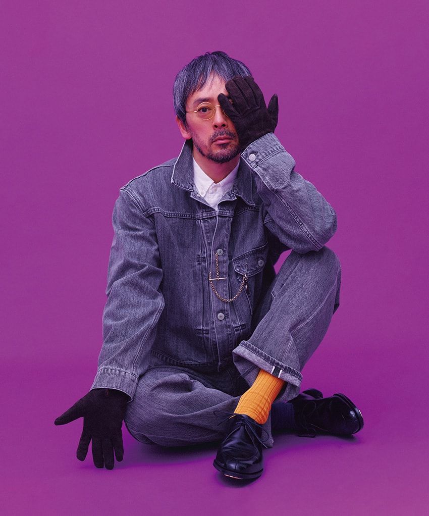 落ち着いたグレーデニムのセットアップなら、シンプルに白シャツと上質な革靴を合わせるだけでドレスアップ感を演出できる。ヴィンテージを凌駕するようなリアルな縦落ち加工がアクセントになり、スタイリングに抜け感を加えてくれる。デニムジャケット3万8500円、シャツ1万9800円、デニム3万5200円／すべてリーバイス®︎ ブルータブ™ （リーバイ•ストラウス ジャパン　0120-099-501）、靴14万8500円／カルマンソロジー　03-6447-4771、フォブチェーン1万8480円／トロ ヴィンテージ クロージング　03- 6447-4147、ブローチ5万5000円／江口洋品店・江口時計店 松濤　03- 5422-3070、グローブ3万4100円／デンツ（ 真下商事　03-6412-7081）