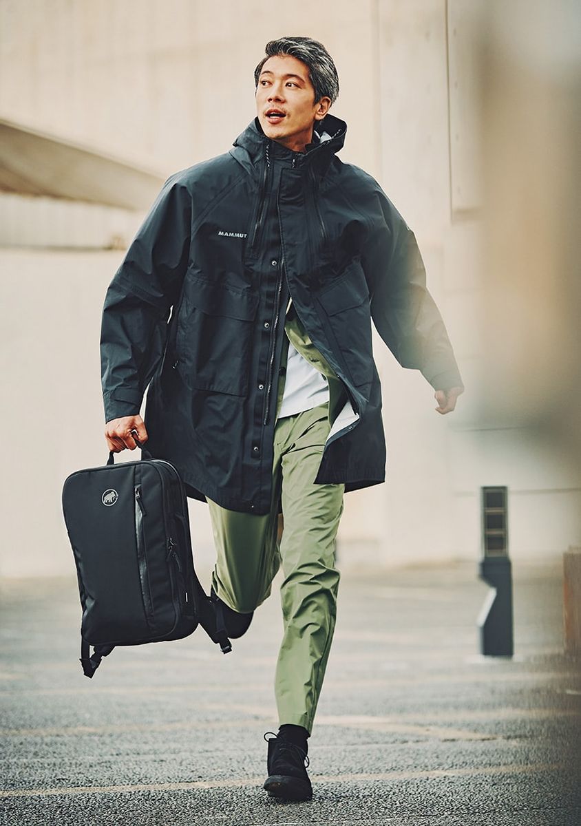 コート6万6000円、ジャケット3万8500円、パンツ2万7500円、Tシャツ1万2100円、バッグH42×W26×D10.7cm 2万3100円／すべてマムート（マムート・スポーツグループジャパン　03-5413-8597）