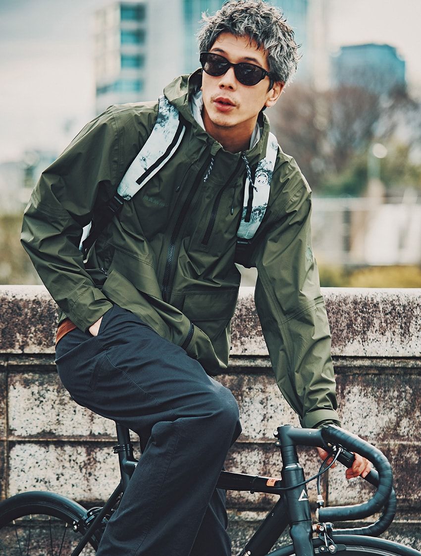 ジャケット5万8300円、カットソー1万2100円、パンツ2万5300円、バッグH45×W30×D10cm 1万8700円／すべてマムート（マムート・スポーツグループジャパン　03-5413-8597）