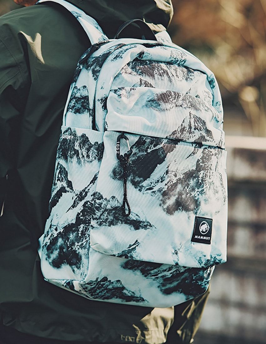 丸みを帯びたフォルムの「エクセロン 2.0」。軽快なアウターに合う、よりカジュアルな雰囲気のバックパックだ。 新登場となった山柄のプリントが、コーディネイトの適度なスパイスとなる。優れた背負い心地や機能的な収納に、山で培ったマムートの技術が垣間見える。