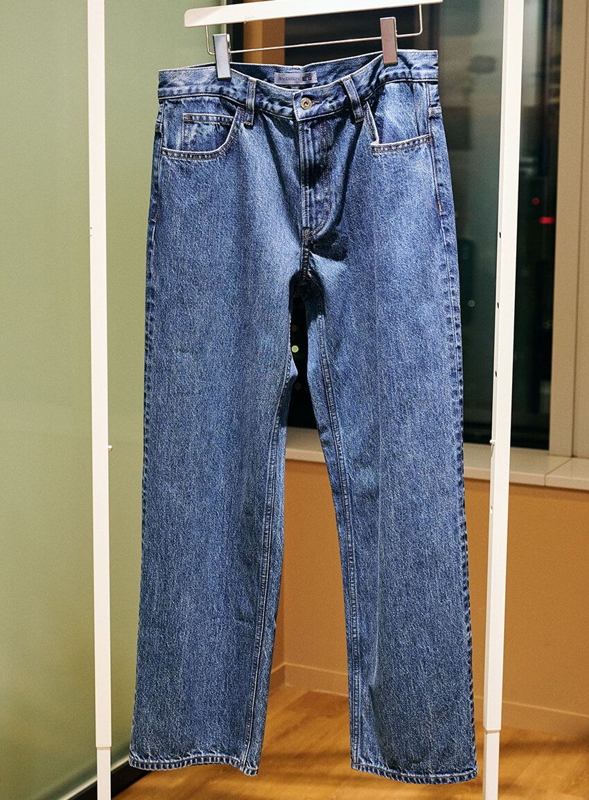 「ストレートジーンズ」4990円／ユニクロ アンド JW アンダーソン（ユニクロ　0120-170-296）