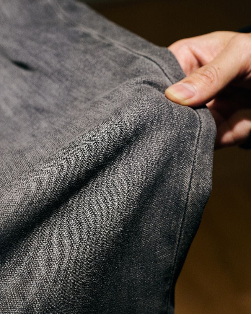 ストレッチ性のある生地で、立ったり座ったり動きやすいのも魅力的だ。