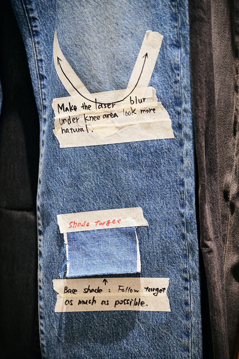 色落ちの出方も何度もサンプル出しを行われている。ユニクロジーンズの生地を手掛けるのは、世界に誇る日本のデニム生地メーカー・カイハラ社。伝統的な手織正藍染絣製造のノウハウを応用して1960年代から古くから高級デニムの生地を製造するパイオニアだ。