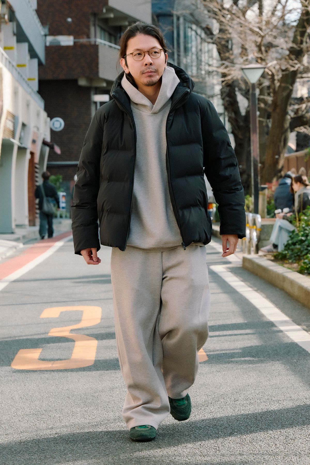 ダウンジャケット、スウェット、パンツ＝すべてユニクロ