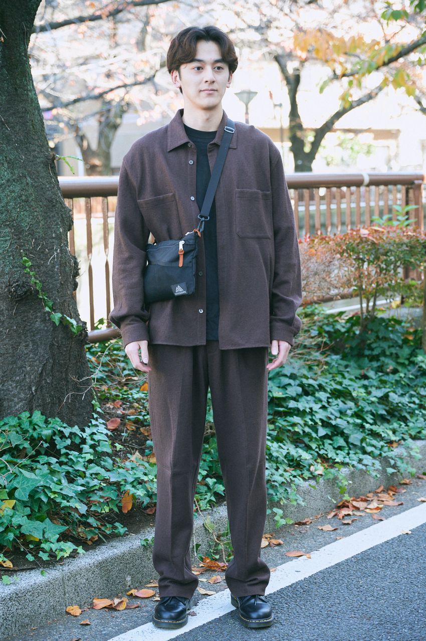 シルエットがきれいな「コス」のパンツは街でも愛用者多数！洒落た5名の好例をスナップで - 6枚目の画像