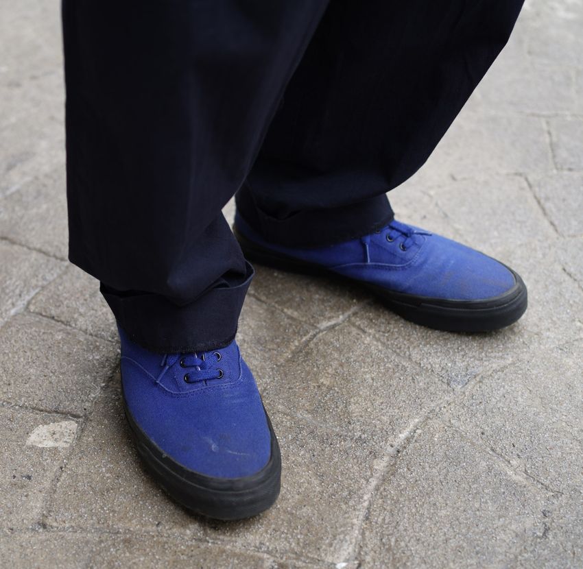 シルエットがきれいな「コス」のパンツは街でも愛用者多数！洒落た5名の好例をスナップで - 11枚目の画像