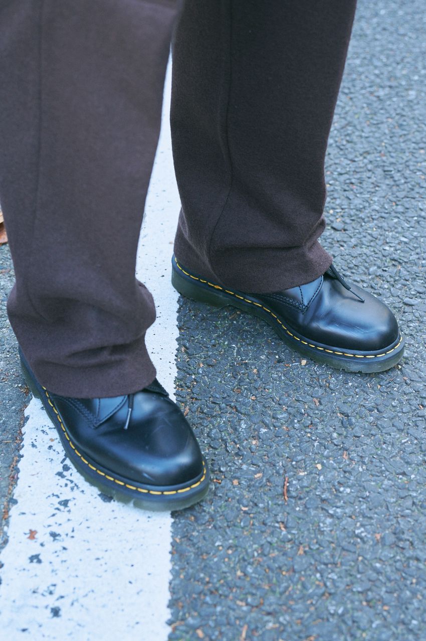 シルエットがきれいな「コス」のパンツは街でも愛用者多数！洒落た5名の好例をスナップで - 7枚目の画像