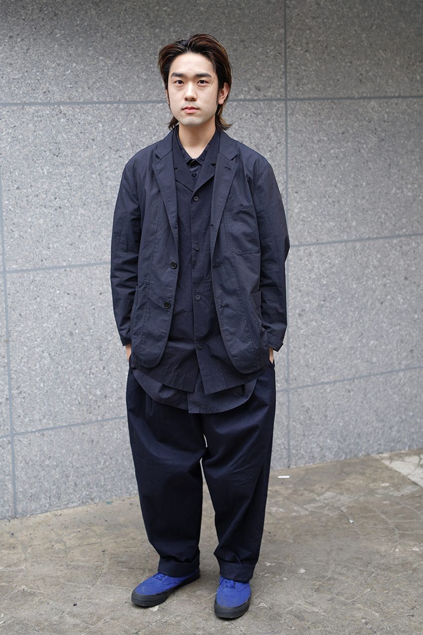 シルエットがきれいな「コス」のパンツは街でも愛用者多数！洒落た5名の好例をスナップで - 10枚目の画像