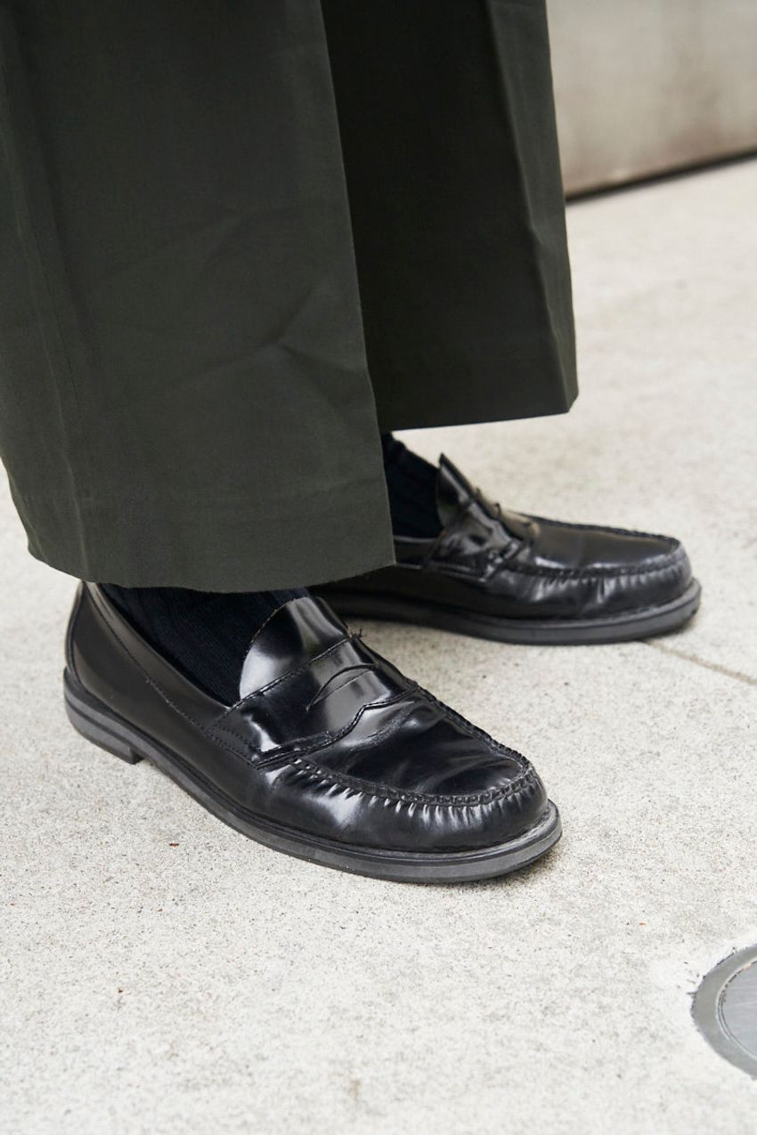 シルエットがきれいな「コス」のパンツは街でも愛用者多数！洒落た5名の好例をスナップで - 5枚目の画像