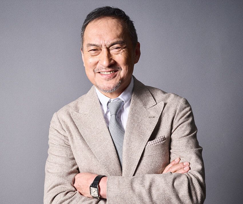 渡辺 謙（わたなべ・けん）⚫︎1959年、新潟県生まれ。1987年の大河ドラマ『独眼竜政宗』で一躍注目を集める。2003年『ラスト サムライ』でアカデミー賞助演男優賞にノミネートされ、以降『硫黄島からの手紙』『インセプション』など海外作品にも出演。日本アカデミー賞最優秀主演男優賞をはじめ受賞歴多数。世界を舞台に活動を続ける、日本を代表する俳優のひとり。