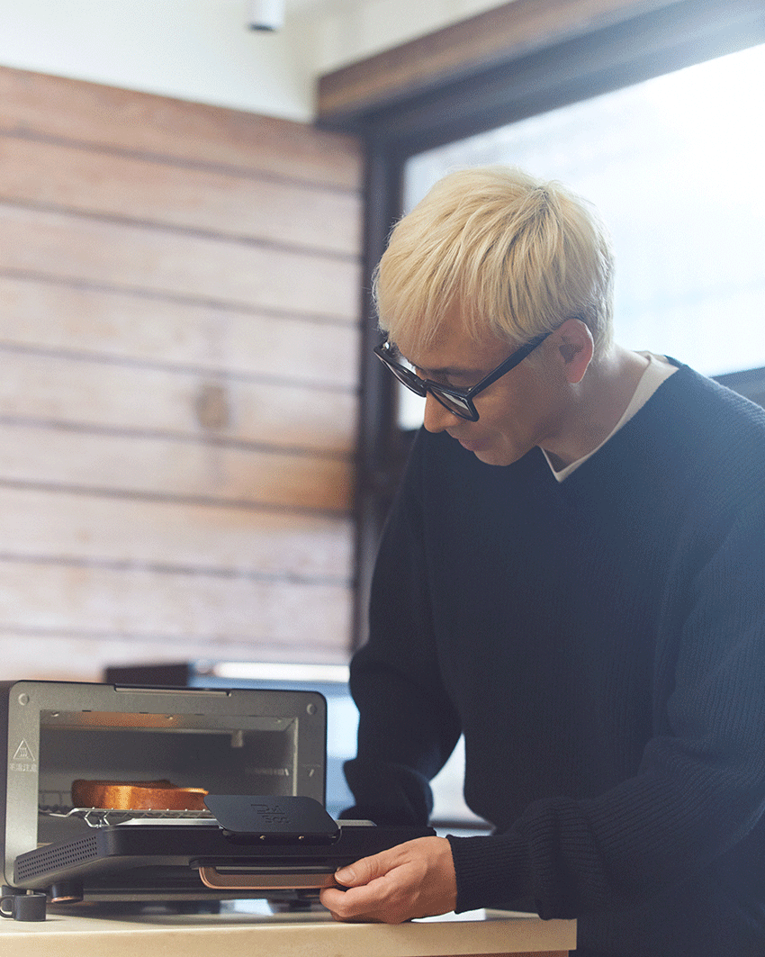 トースターの最上位モデル「バルミューダ ザ・トースター プロ」。火力を上火に一極集中させて食材の表面だけを焼き上げるサラマンダーモードを搭載。短時間で強い焼き目をつけられるので、食材本来の食感や風味を活かした調理が可能だ。3万8500円／バルミューダ